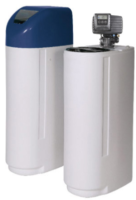 Adoucisseur monobloc et sa vanne 5600sxt, vue avec et sans capot de protection